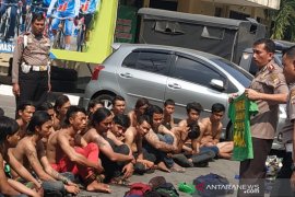 Polisi tangkap 'Bonek Mania' bersenjata tajam