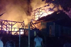 Dua rumah ludes terbakar diduga akibat kebocoran gas