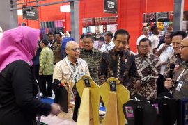 Presiden Jokowi kunjungi stand Sasirangan Kalsel