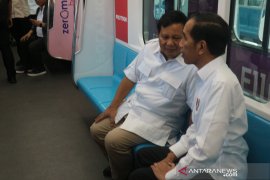Joko Widodo dan Prabowo Subianto naik kereta MRT bersama