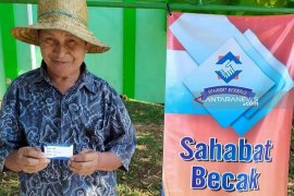 Setiap bulan penarik becak di HST mendapat sembako