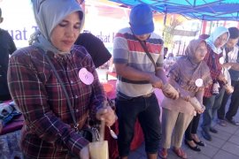 56 orang ini "adu kuat" buat teh telur ternikmat di Padang