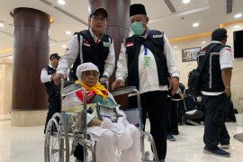 Jemaah tertua bersama kloter 1 tiba di Mekkah