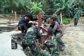 Prajurit TNI AD bangun jembatan dan MCK di perbatasan Indonesia-Malaysia