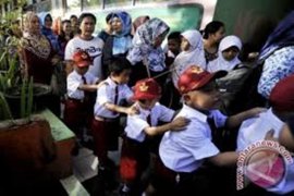 Pelajar Jambi kembali masuk sekolah, orang tua ikut sibuk