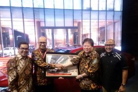 Auto 2000 resmikan showroom baru bernuansa alam