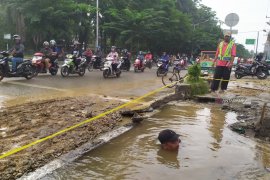 Pipa air PDAM bocor, Jalan Sisingamangaraja Medan tergenang