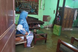 Pipa PDAM bocor di Medan genangi rumah warga