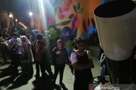 Masyarakat antre tonton gerhana bulan di Planetarium