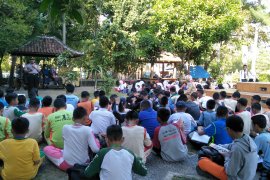 Ratusan siswa dievakuasi saat terjadi gempa