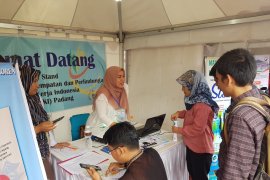 Para pencari kerja ramai kunjungi stand BP3TKI di arena Job Fair