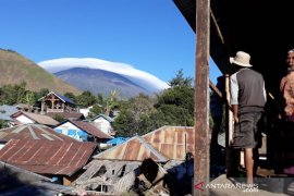 Fenomena Gunung Rinjani "bertopi" tak terkait pertanda gempa