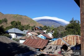 Topi awan melingkari Gunung Rinjani Page 1 Small