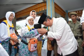 Oki Doni  lepas keberangkatan 186 jamaah calon haji Tebing Tinggi