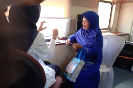 PT KAI membantu pengobatan warga melalui kereta kesehatan