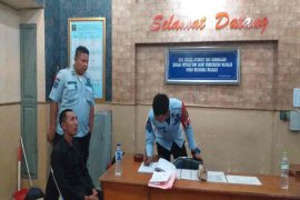 Kejari Indramayu tahan kades korupsi dana desa