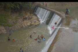 Ritual nyadran, warga Trenggalek lempar kepala kerbau ke Sungai Bagong