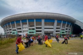 Aksi bersih bersih Stadion GLBA