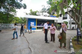 Nasabah Antre Di ATM Bank Mandiri