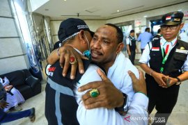 Haji - Dua sahabat karib bertemu di Tanah Suci setelah pisah 10 tahun