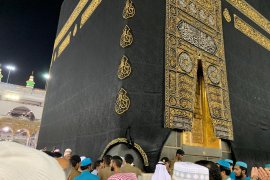 Jamaah haji Indonesia diimbau tidak paksakan diri cium hajar aswad