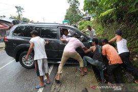 EVAKUASI MOBIL TERGELINCIR