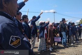 Sidang gugatan PLTU batu bara Teluk Sepang diwarnai unjukrasa