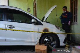 Labfor olah TKP mobil dilempar molotov