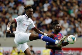 Eks bek Barcelona Samuel Umtiti mengumumkan gantung sepatu