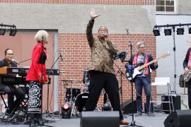 Syaharani dan Craig Burton nyanyi bareng di Berlin