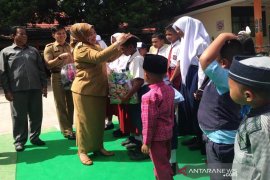 Bupati Kobar pimpin langsung pembagian seragam sekolah gratis ke siswa baru