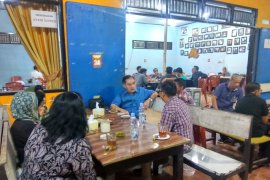 Di Kendari, Antasari Azhar nikmati suasana malam warkop