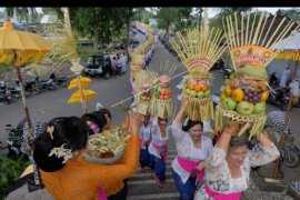Tradisi Mapeed Hari Raya Galungan