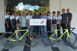 "Wdnsdy" dukung tim kontinental Customs Cycling Indonesia