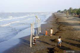 Penutupan wisata pantai di Karawang