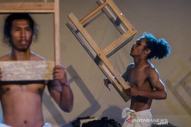 Teater tubuh bangku kayu