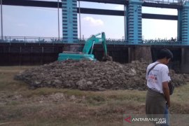 Sumbat pintu air, sedimentasi Bendung Wilalung Kudus mulai dikeruk