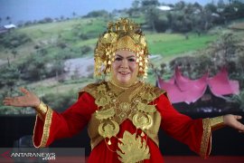 Ketua TP-PKK Sijunjung tampilkan suntiang Titiak Sanggua di parade baju adat