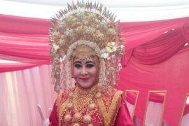 Lisda Hendrajoni populerkan baju Kerajaan Inderapura di HKG PKK ke-47