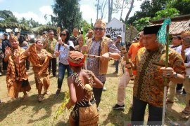 Bupati Balangan Hadiri Mesiwah Pare Gumboh