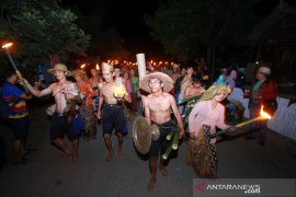 Eksotisme Mesiwah Pare Gumboh Dimulai dengan arakan Mulukng