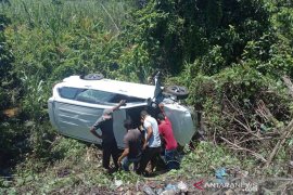 Antar anak ke sekolah, mobil anggota DPRD masuk jurang