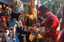 Sarung dan batik Samarinda di SBC XII Solo