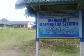 Kegiatan belajar pulih di daerah terdampak gempa Halmahera Selatan