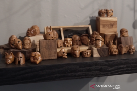 Aksesoris ukiran bahan kayu "Holly Chopper" tembus mancanegara [Video]