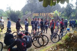 Komunitas sepeda serbu obyek wisata Lubuk Penyengat