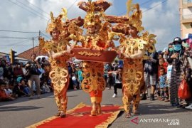Ribuan pengunjung sangat antusias saksikan Fashion Carnaval TCOF
