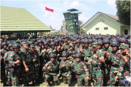 Satgas Pamtas Yonif R 142/KJ tembus jalur terjal jaga patok NKRI