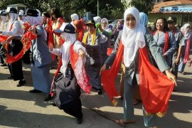Siswa dan guru SMPN 28 Surahaya menari remo massal