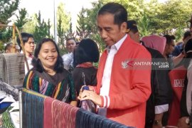 Kunjungi kawasan wisata Salib Kasih, Jokowi beli jaket tenun ulos seharga Rp2,5 juta